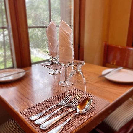 Auberge Alpine Inn Sainte-Adèle Екстериор снимка