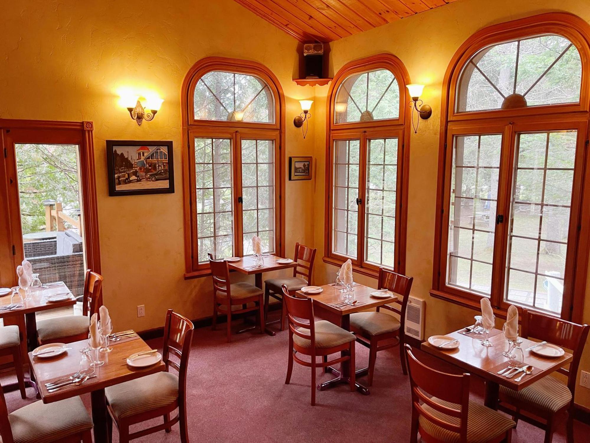 Auberge Alpine Inn Sainte-Adèle Екстериор снимка