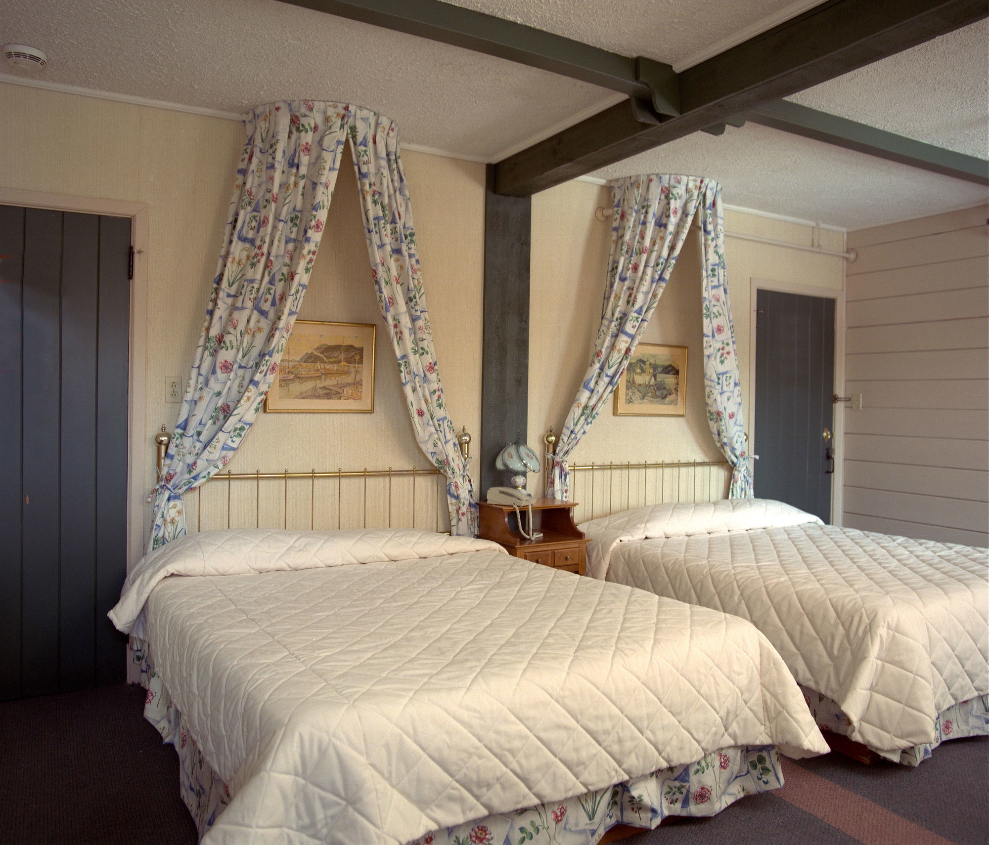 Auberge Alpine Inn Sainte-Adèle Екстериор снимка