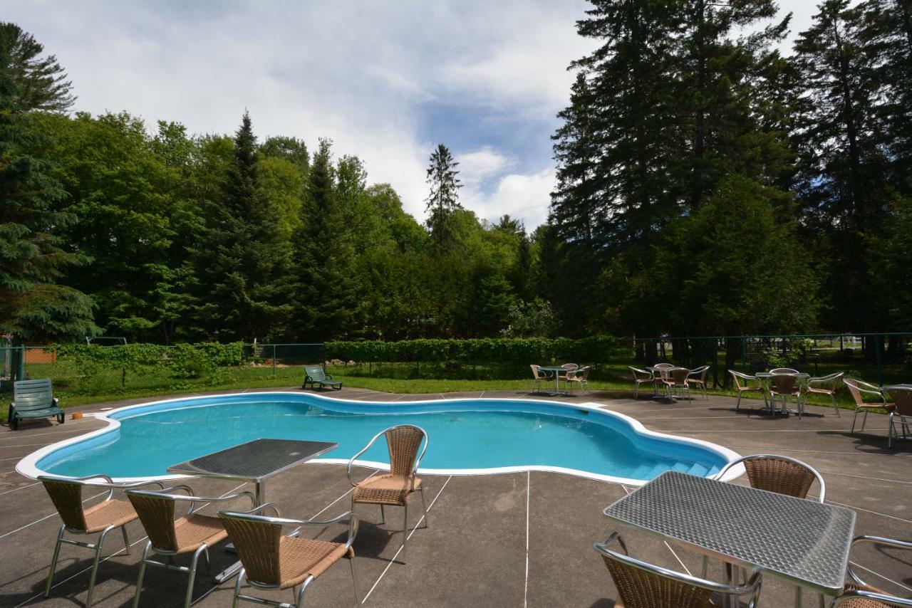 Auberge Alpine Inn Sainte-Adèle Екстериор снимка