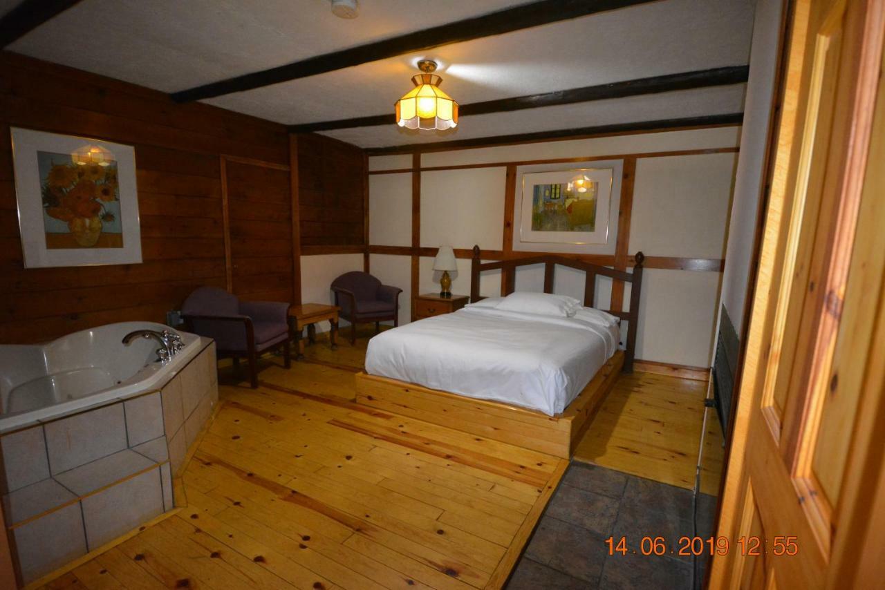Auberge Alpine Inn Sainte-Adèle Екстериор снимка