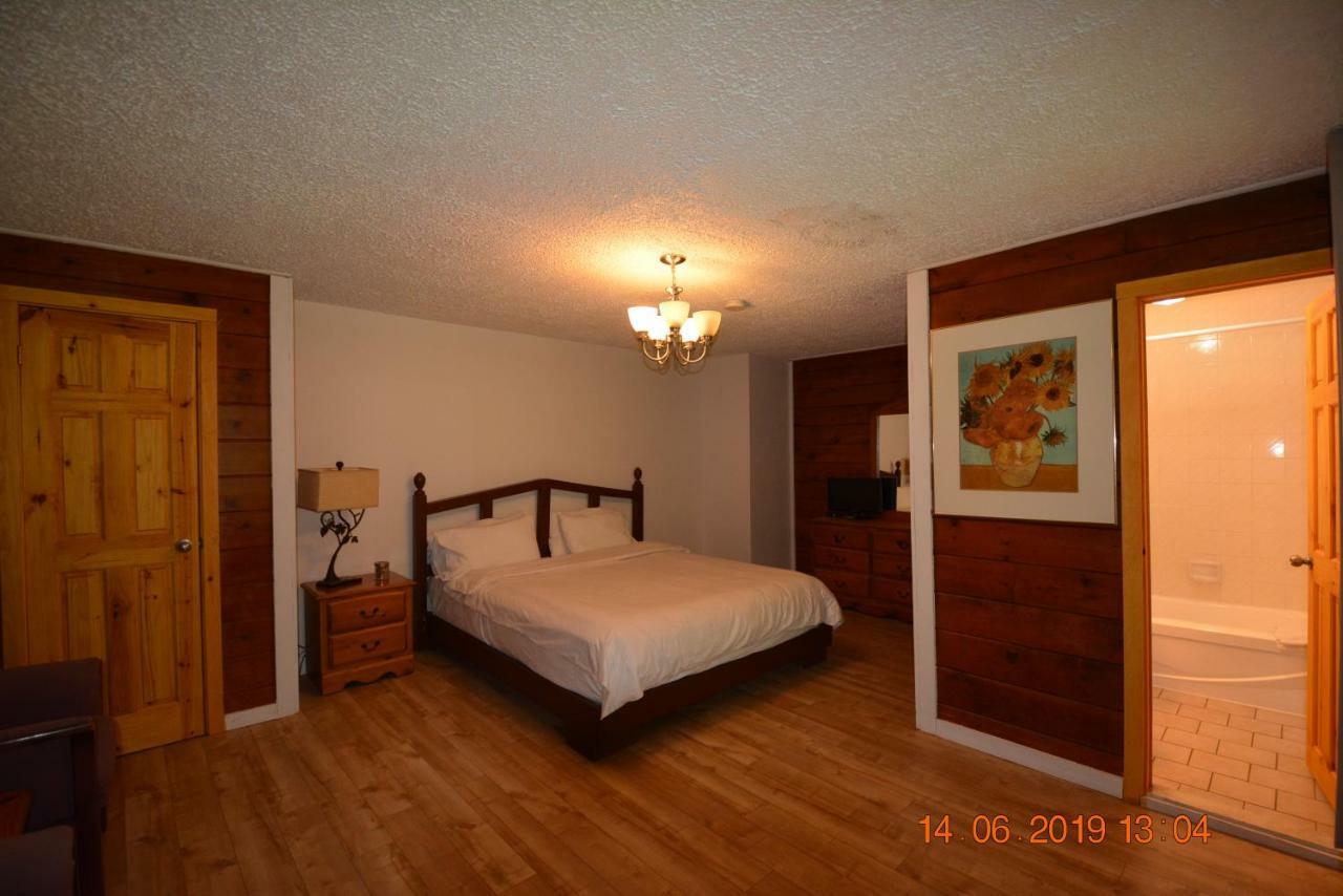 Auberge Alpine Inn Sainte-Adèle Екстериор снимка
